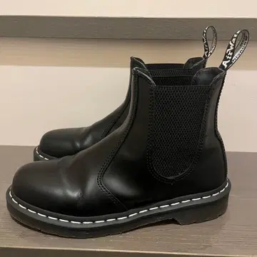 화이트 스티치 첼시 부츠 닥터마틴