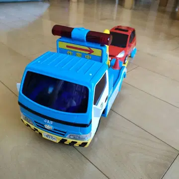 JAF 견인차와 빨간색 자동차 세트