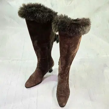 브라운 퍼가 달린 롱 부츠