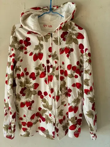 아츠키 오오니시 이치고 패턴 후드 부착 후드티