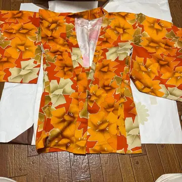 꽃무늬 오렌지 계열 기모노 겉옷