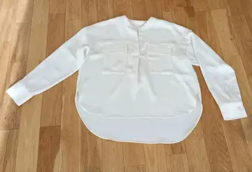 화이트 긴팔 셔츠 포켓 부착