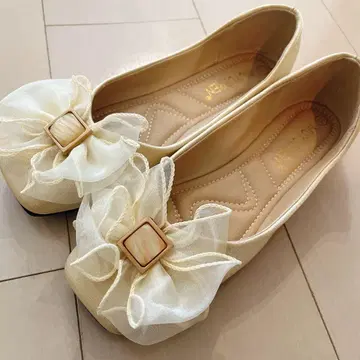 리본 포함 베이지 플랫슈즈