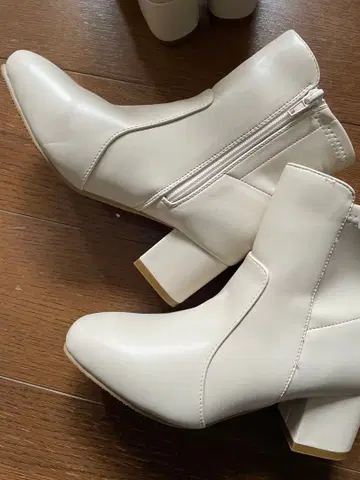 화이트 지퍼 달린 부츠 2개