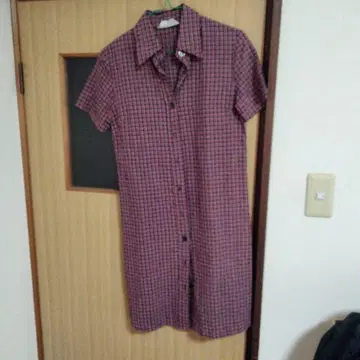 빨간색과 파란색 체크 무늬 반팔 원피스