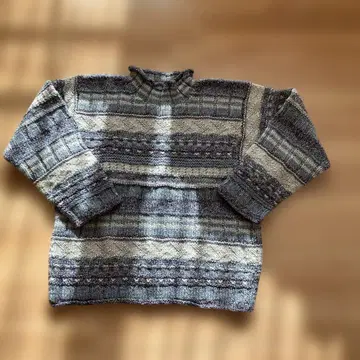 파란색과 그레이 스트라이프 스웨터 하이넥 니트