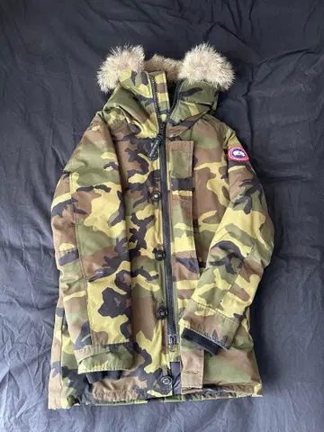 연말 대청소 세일 CANADA GOOSE 카모 패턴