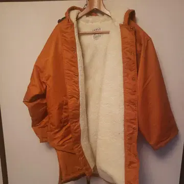 오렌지 플리스 자켓 후드 부착