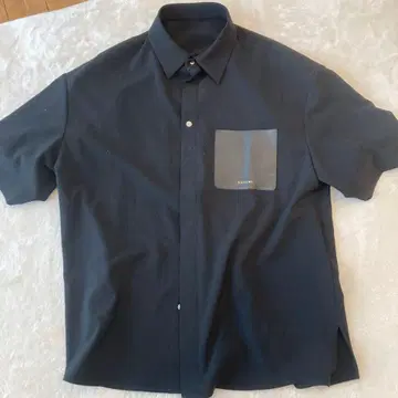 CULLNI 블랙 반팔 셔츠 포켓 부착