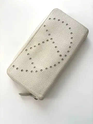 화이트 가죽 장지갑