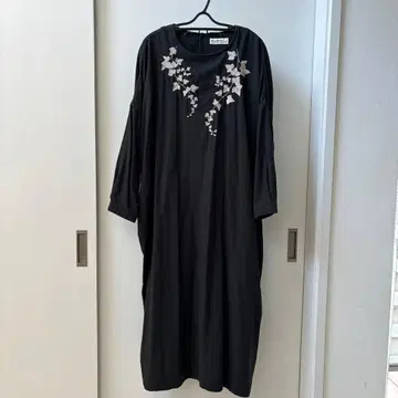 [ 써니클라우드 ] 아이비 자수 블랙 원피스