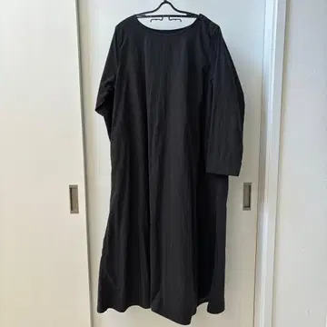 [ 써니클라우드 ] 블랙 롱 원피스 긴팔 뒷면에 슬릿