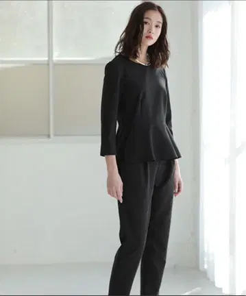 [ 새상품급 ] 아줄바이마우지 페플럼 셋업 M/S 블랙