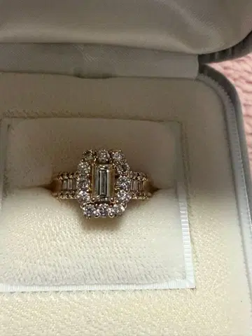 에메랄드 컷 다이아몬드 반지