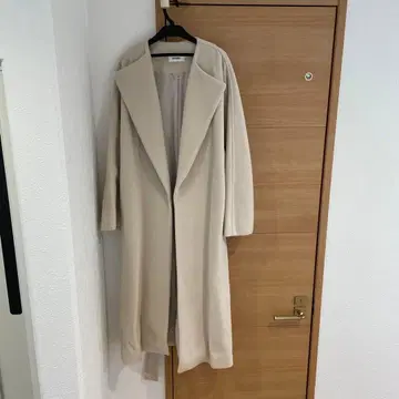 베이지 롱 코트 울 계열 소재