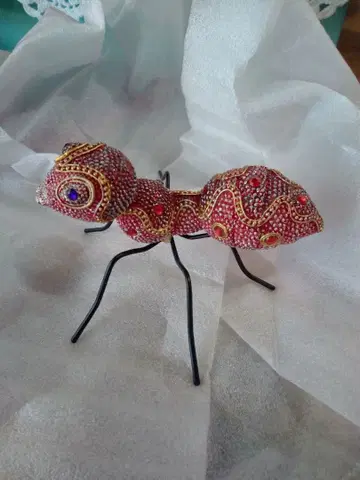 비즈 장식의 빨간색 개미 피규어