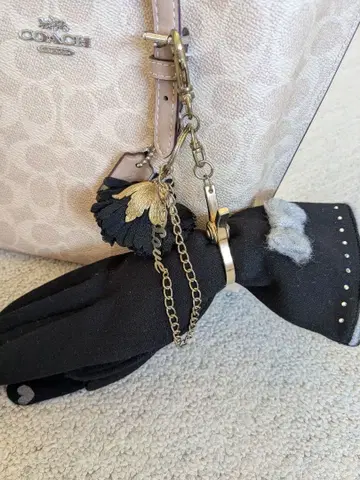 블랙 플라워 모티브 키링