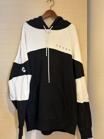 럭셔리 피트니스 의류 브랜드 크로노스의 후드티