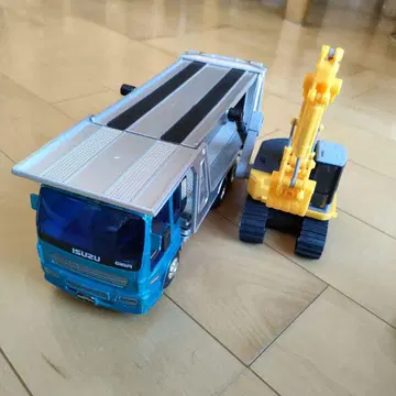 차량 운반차와 코마츠 굴착기 세트