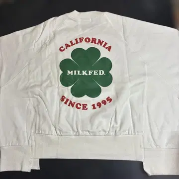 MILKFED. 밑단 변형 양면 프린트 속기모 트레이닝복 (래글런 소매)