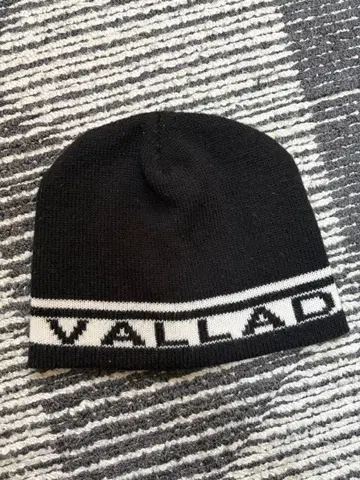 VALLAD 로고 블랙 니트 모자