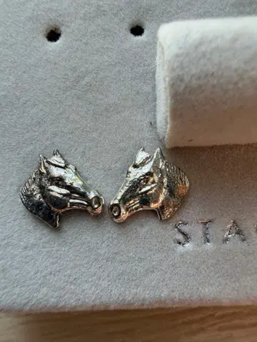 말 귀걸이 실버 925 양쪽 귀 론 헤르만