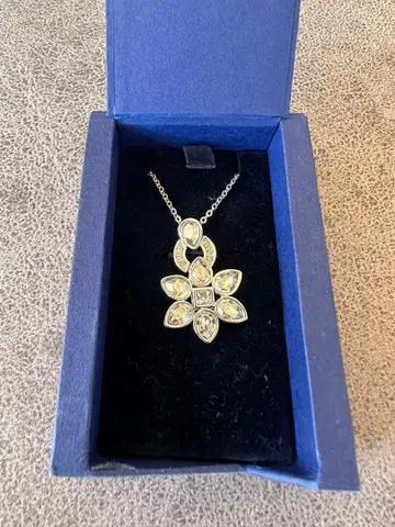 Swarovski 플라워 모티브 목걸이