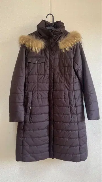 퍼 달린 다크 브라운 롱 코트