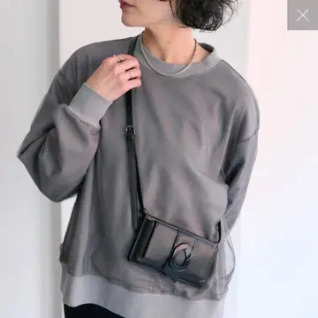 이어 부품이 달린 가로형 모바일 지갑 숄더백