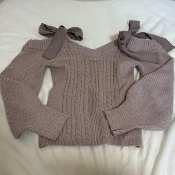 리본 숄더 니트