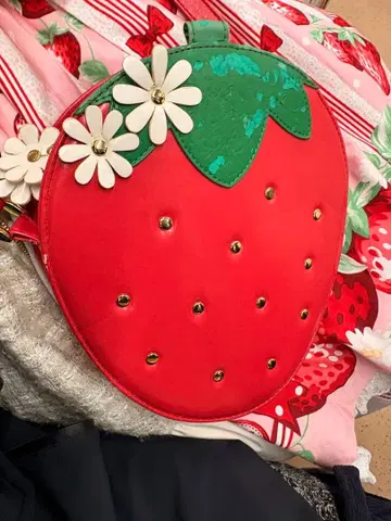 Angelic Pretty의 Berry Garden 딸기형 숄더백