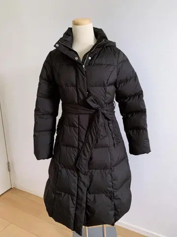 QUEENS COURT 프릴 포켓 롱 다운 코트 블랙