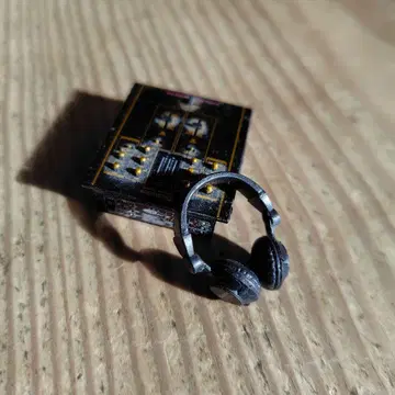 미니어처 헤드폰과 기자재 세트