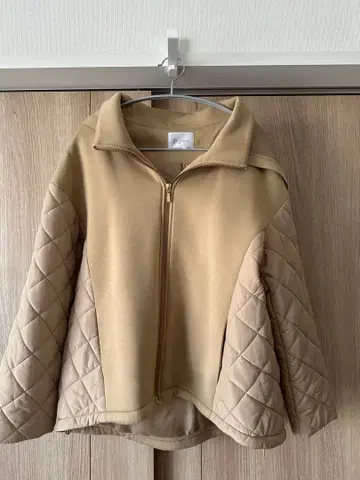 베이지 지퍼 부착 자켓