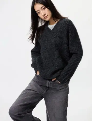 플러피 V넥 스웨터