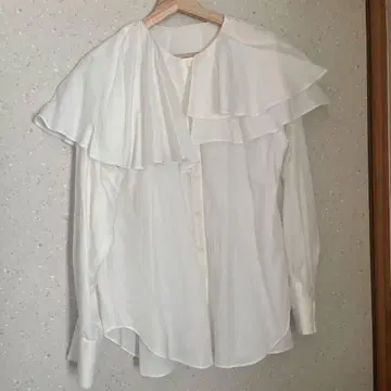 질스튜어트 아트 프릴 장식 화이트 긴팔 셔츠