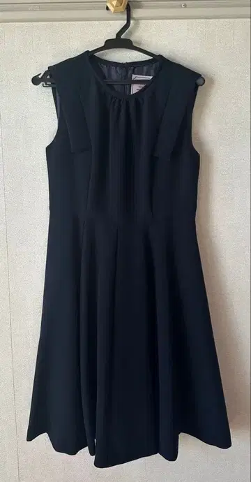 [ 1/1까지 한정판 ] 슬리브리스 무릎 기장 원피스 38