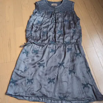 그레이 슬리브리스 자수 원피스