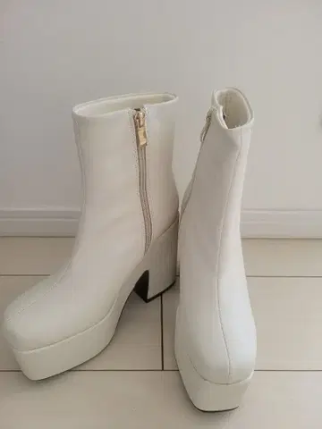 [ 미사용 새상품 ] DURAS 통굽 부츠 (화이트)