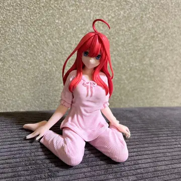 파자마 차림의 빨간 머리 피규어