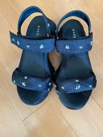 RANDA 플라워 자수 스포티 통굽 샌들 네이비 M