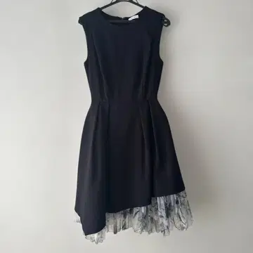 [1/1까지 한정판] 슬리브리스 블랙 무릎 기장 원피스