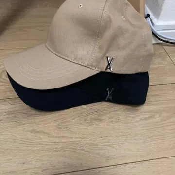 VARZAR 베이지와 블랙 캡 세트