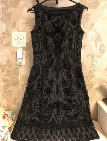 아나이 스테디셀러 블랙 자수 슬리브리스 원피스