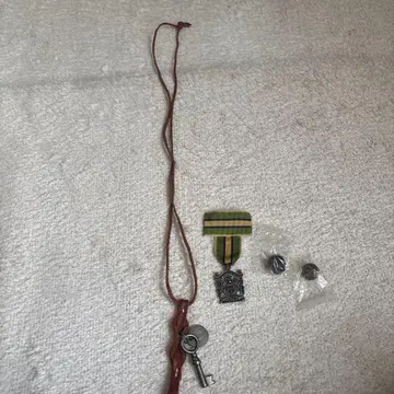 bulledesavon/뷔르데사봉 열쇠 달린 가죽 목걸이와 브로치 세트