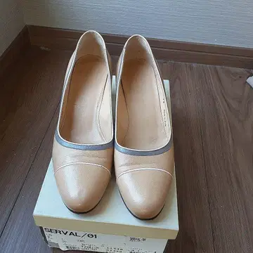 BALLY 베이지 펌프스 38 사이즈