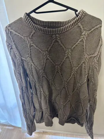 GUESS 케이블 짜임 긴팔 스웨터 베이지