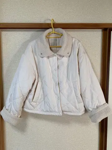 화이트 퀼팅 자켓 보아 옷깃