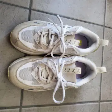 PUMA 화이트 메쉬 스니커즈 23.5