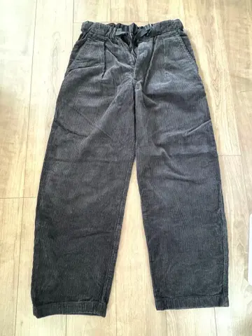 UNIQLO U 코듀로이 턱 와이드 팬츠 다크 그레이 S 사이즈